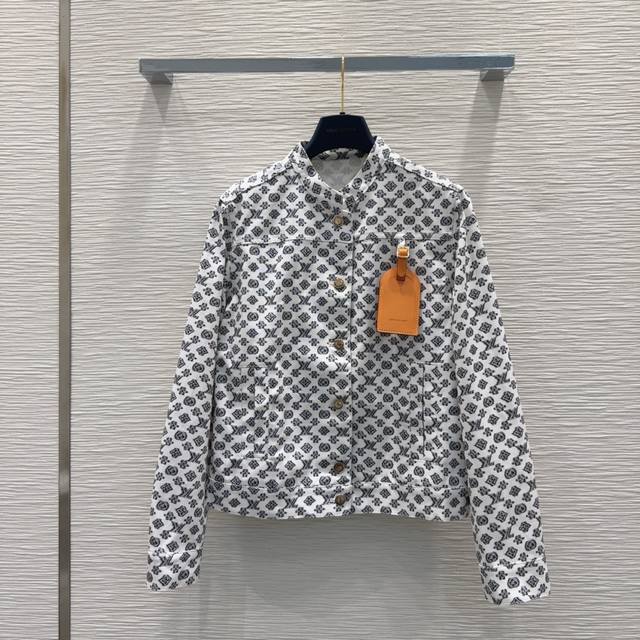 Louis Vuitt*On 2025Ss新款 全系列出品 出货即爆单 提花面料 特殊材质有肌理感 每个小细节都非常注重 恰到好处的高级感 立体剪裁 让成衣上身