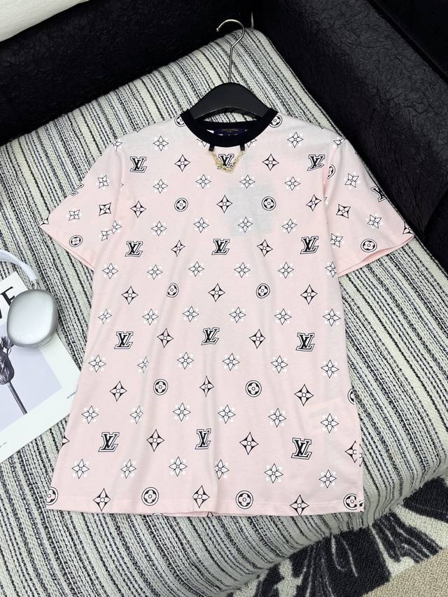 爆款现货 原单品质 Lv*｜2025新品圆领老花印花 定制Yb全棉材质 透气舒适 质感十足 常规短袖T恤裁剪 凸显品牌格调 采用克重纯棉制成 呈现显瘦视觉效果