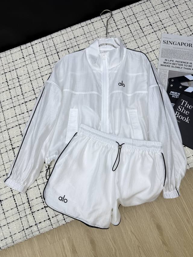 休闲运动 25Ss 撞色线条勾勒防晒套装 运动休闲必入 妥妥的的网球少女感 十分减龄 活力满满的 简洁百搭白色系 干干净净很显气质 采用定制防晒面料 两色Sml
