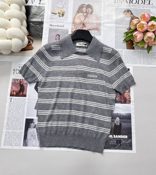 Miumiu撞色字母提花针织羊毛Polo领条纹衫，精选优质细支羊毛，柔软亲肤，透气保暖，四季皆宜。细腻的羊毛纤维带来轻盈无负担的穿着体验，告别厚重，拥抱舒适。