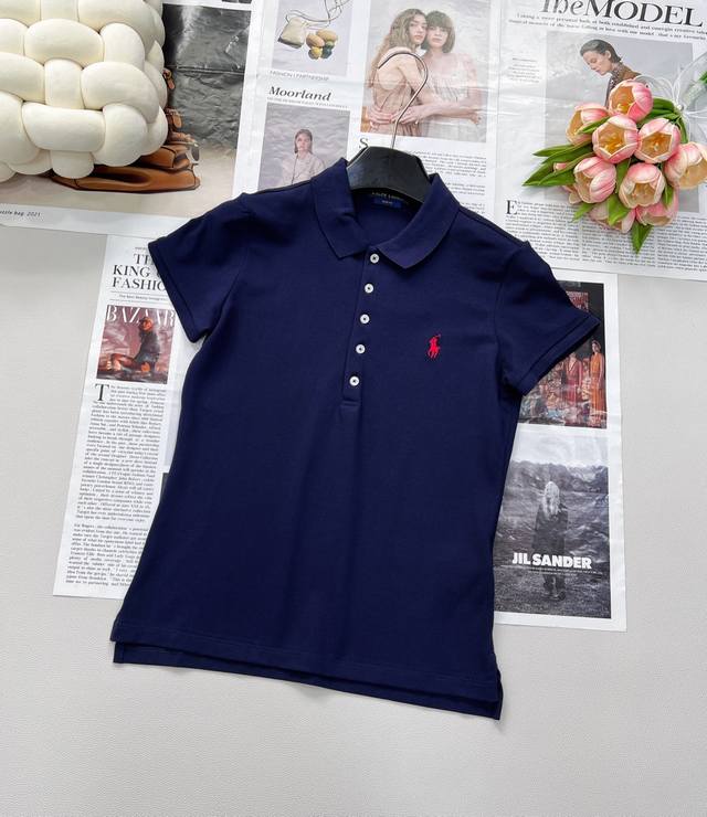 Ralph Lauren拉夫劳伦5粒扣女士刺绣翻领Polo衫 彰显自由活力，简洁的版型，无论是单穿还是作为内搭，都是非常不错的选择，日常职场都拿捏！ 采用100