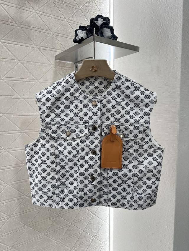 Louis Vuitto*2025新品上架 印花牛仔马甲短裙套装 定制Yb斜纹棉牛仔材质 酵素水洗工艺 定染四叶草元素和字母徽标 成衣不易掉色串色 圆领牛仔马甲