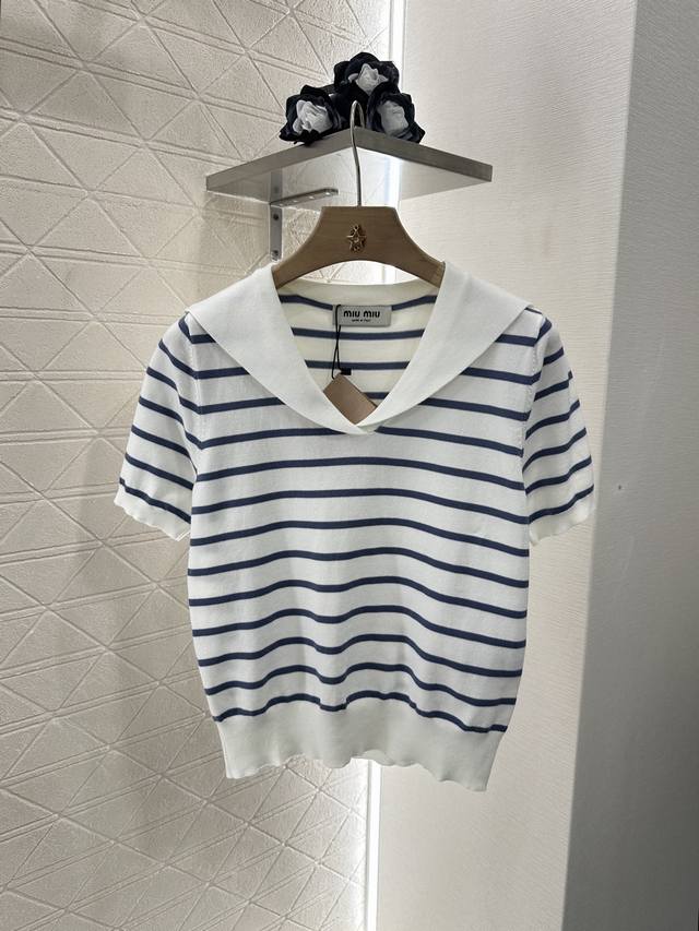 Miumi* 新品上架 披肩领条纹针织短袖 定制Yb天丝纱线材质 密实细针工艺 舒适有型 披肩翻领针织短袖剪裁 大身两色条纹形成呼应 尽显海军风魅力 后领点缀钩
