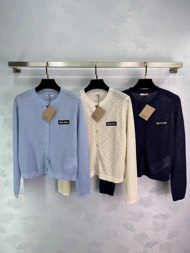 Miu* 2025夏季新款针织开衫，圆领设计，带字母Logo贴布，简约大气。3色3码Sml。T226B