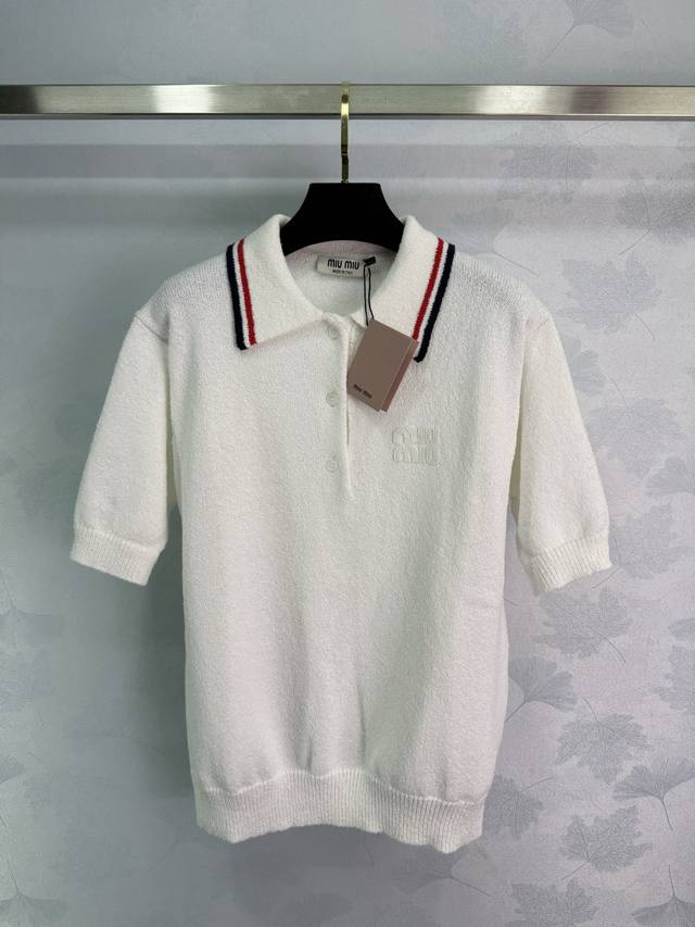 Miumi白色针织翻领短袖衫，三色织条纹领口设计，撞色简约大气。面料舒适透气，做工精致，适合日常穿搭。1色3码Sml。T226B