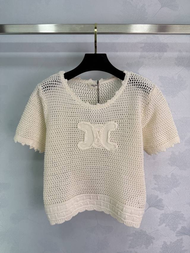 Celine2025夏季新款镂空针织短袖，胸前品牌字母Logo，纯手工钩花编织，夏季百搭款，面料舒适透气。1色3码Sml 。T226B