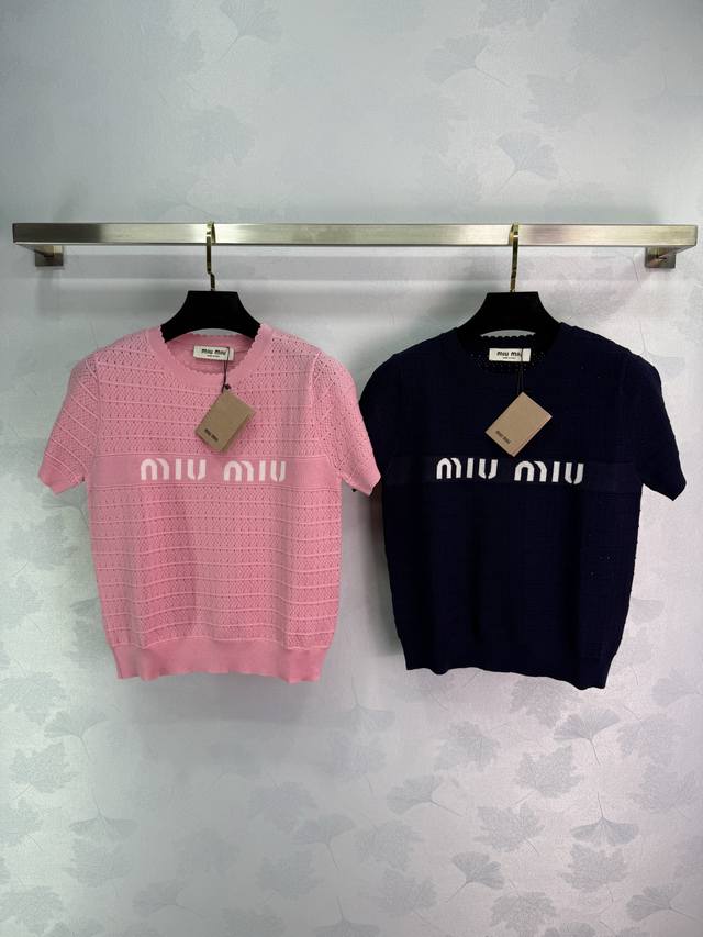 Miumi*25春夏新款针织圆领短袖 经典字母Logo撞色提花装饰 镂空设计透气舒适 经典时髦简约百搭 尺码Sml。T226B