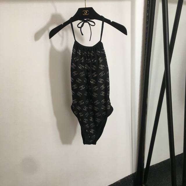 款号20250513 Chane*新款 小香Logo烫钻 挂脖露背连体泳衣 带胸垫 ，黑色，S-Xl，