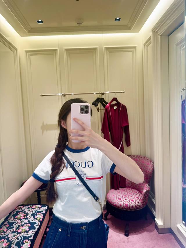 Gucc* 25Ss早春新款 1921行李员徽章印花圆领短袖T恤丨独家Yb开发！高版出品！这款平纹针织棉T恤 巧妙点缀Gu*Ci Firenze1921行李员徽