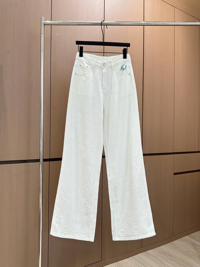 爆款现货 原单品质 Chane*｜2025提花双C牛仔裤 定制最新进口斜纹棉牛仔材质 撞色双C刺绣 工艺洗水处理 定制面辅料 高雅显气质 直筒长裤剪裁 骨位线条