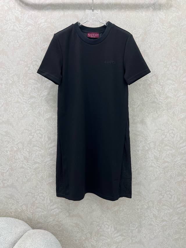 Gucc*25新款优雅时髦甜美休闲短袖连衣裙 胸前简约字母Logo装饰 精简纯色大气系列 两侧蕾丝装饰少女感十足 面料挺括垂坠显得裙型很好看 温柔提气质白富美必