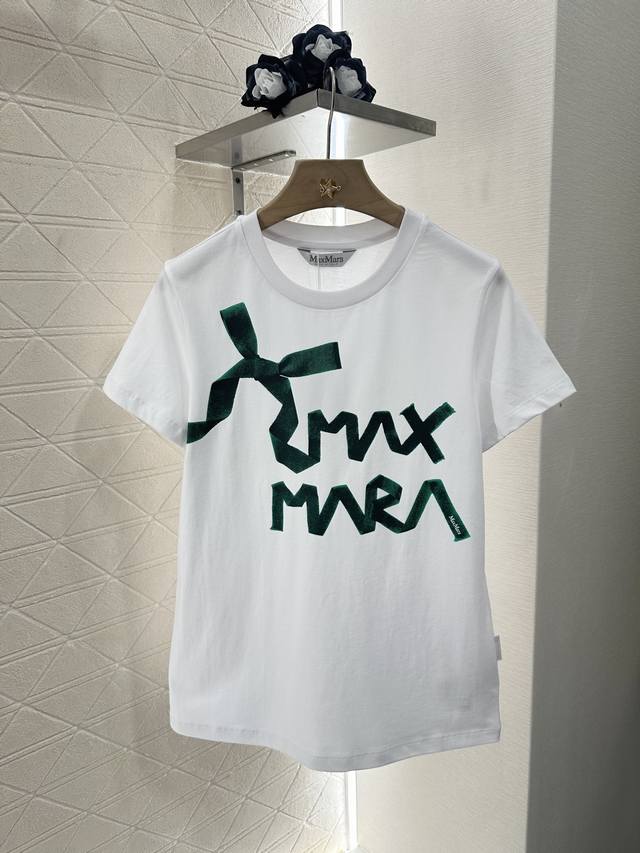 Max Mar*2025新品上架 印花圆领 定制Yb原生全棉材质 透气舒适 质感十足 常规短袖T恤裁剪 凸显品牌格调 采用克重纯棉制成 垂坠感十足 呈现显瘦视觉