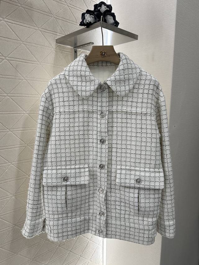 Chane*2025新品上架 格纹粗花呢翻领洋装外套 定制Yb进口粗纺羊毛呢材质 肌理明显 质感上乘 粗花毛呢面料塑造小香风典范 翻领长袖廓形洋装外套 Over