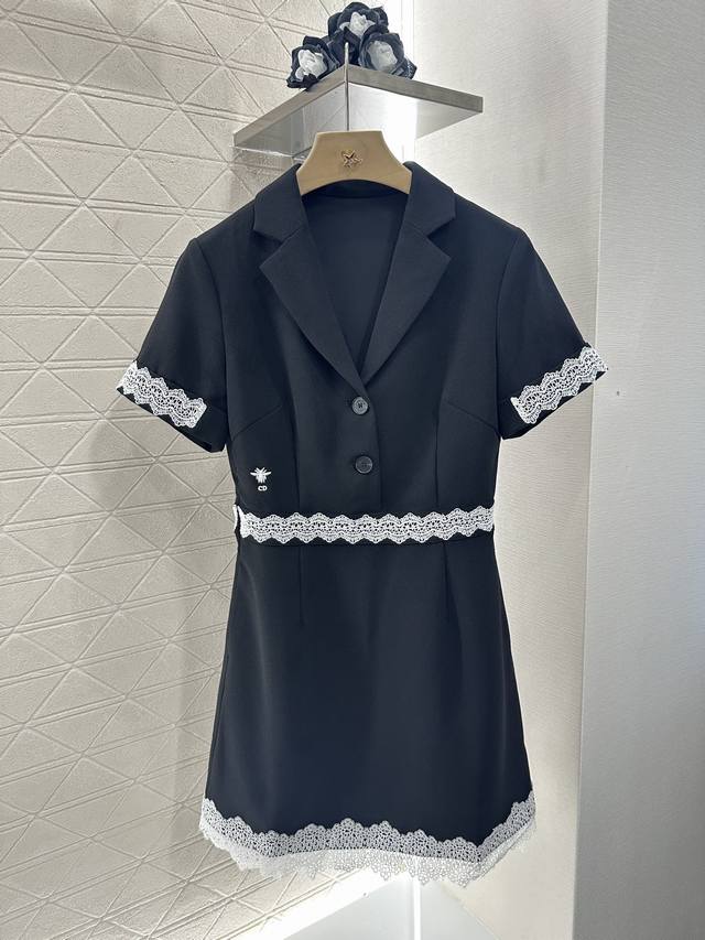 Dio*2025新品上架 拼接蕾丝连衣裙 定制Yb进口醋酸材质 质感光泽 垂顺舒适 翻领短袖连衣裙剪裁 半开襟纽扣设计 便于穿脱 袖口腰间和衣摆采用撞色蕾丝拼接