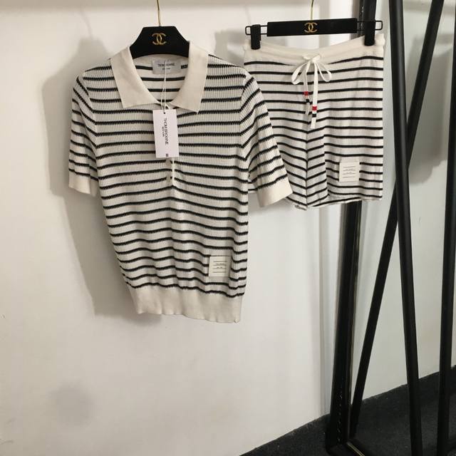 款号20253299 Thom Brown*Tb新款针织套装，字母皮标Polo领条纹短袖针织衫+短裤，白色，1 2 3， 1码；胸围80，袖长25，衣长57；腰
