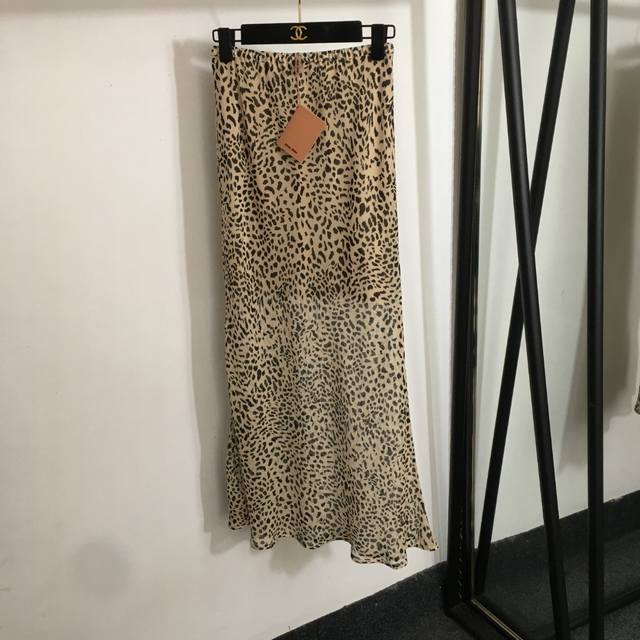 款号20253305 Miumi*新款 豹纹印花松紧高腰半裙，杏色，S-Xl， S码；腰围62弹力，长97
