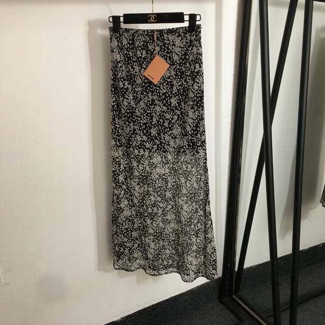 款号20253307 Miumi*新款 优雅气质小碎花高腰半裙，黑色，S-Xl， S码；腰围62弹力，长97