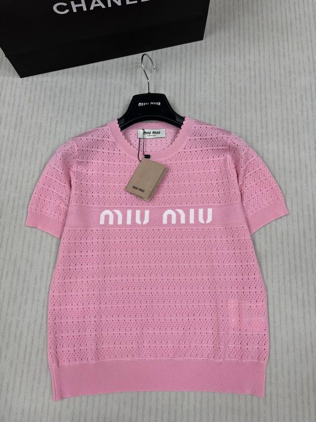 Miumi*25春夏新款针织圆领短袖 经典字母Logo撞色提花装饰 镂空设计透气舒适 经典时髦简约百搭 尺码Sml Aa