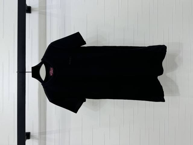 上新原单高端品质Gucc* 2025春夏新款系列！蕾丝拼接短袖连衣裙！定制斜纹全棉材质 质感上乘 舒适垂顺 短袖连衣裙剪裁 胸前装饰凹凸肌理立体字母标识 凸显品