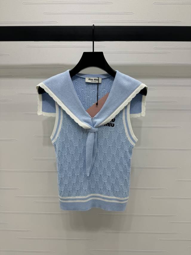 上新原单高端品质 Miumi*2025春夏最新系列！披肩系带针织背心！定制丝毛纱线织造 细腻肌理 柔软舒适 披肩背心上衣裁剪 前襟花边领系带 增添俏皮甜美感 通