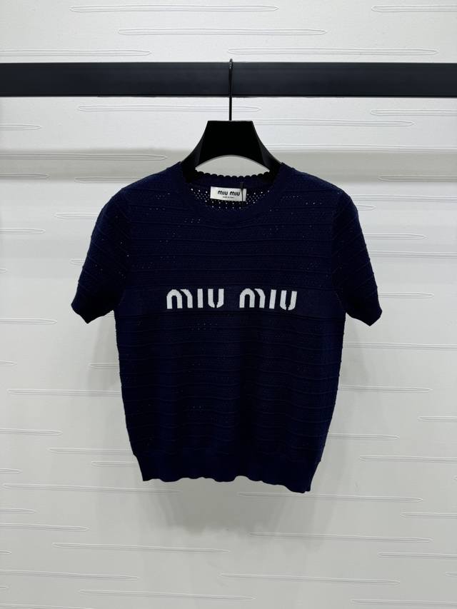 上新原单高端品质 Miumi*2025春夏最新系列！镂空花纹针织短袖！定制丝棉纱线织造 质感冰爽透气 针织短袖上衣剪裁 通体利用细密钩针肌理交织 勾勒出镂空花纹