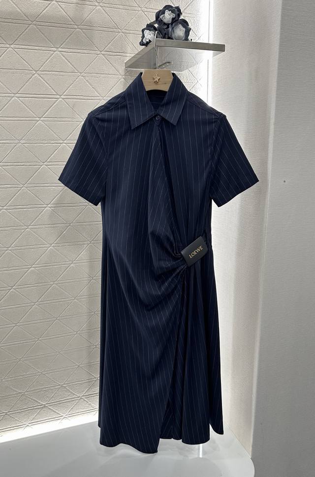 Loew*2025新品上架 皮标条纹褶皱连衣裙 定制Yb进口西服材质 质感光泽 垂顺有型 短袖连衣裙版型 高街感黑色和宝蓝条纹可选 腰间单侧捏褶形成斜分走向 以