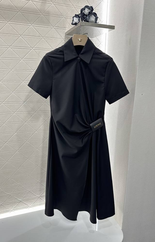 Loew*2025新品上架 皮标褶皱连衣裙 定制Yb进口西服材质 质感光泽 垂顺有型 短袖连衣裙版型 高街感黑色和宝蓝条纹可选 腰间单侧捏褶形成斜分走向 以品牌