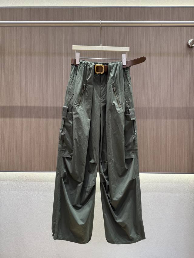 Pss 夏款 Re'van降落伞造型工装裤 开模定制金属Logo拉链和皮带扣 咖色皮带颜色的对撞提高整体质感 可调节裤脚 满足不同风格穿搭需求 宽松版型 慵懒松