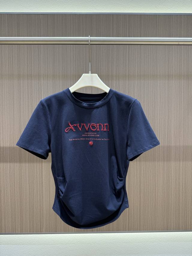 Pss 夏款 Avvenn刺绣字母小T 前片撞色乱针Logo绣花点缀整体 两侧褶皱设计 独特造型感满满 圆领修身版型 遮肉显瘦效果极佳 纯棉面料柔软细腻 上身舒