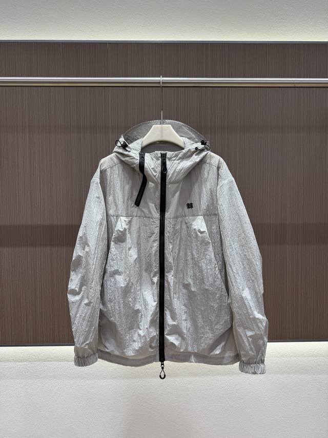 Pss 夏款新 可隆户外防晒外套 独家定制户外连帽冲锋衣造型设计 时尚个性感满满 有颜值有质感的一款 独特的定制工艺 面料轻薄却挺括有型 上身高级有调性 做到防