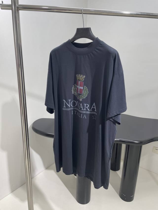 早春新品Novara大廓形印花T恤 同源平纹针织面料 正面饰以艺术作品印花 龟裂效果印花 成衣洗水做旧 男女同款 推荐入 ： ：洗水黑