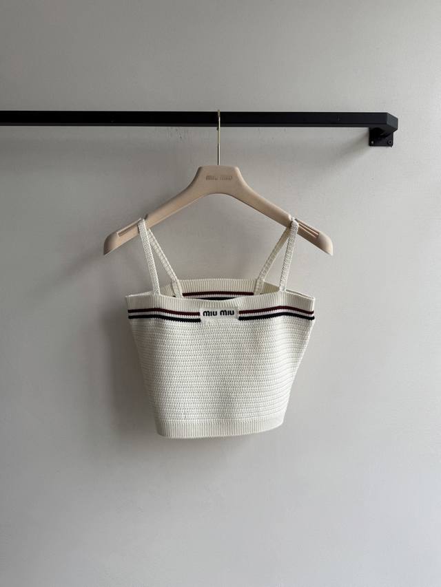 Miumi* 25Ss春夏新款 微标针织吊带半裙套装 高版出品！定制纱线复刻1:1，经典的撞色条纹与品牌Logo刺绣图案点缀 彰显大牌的时尚感，弹力针织短裙，贴
