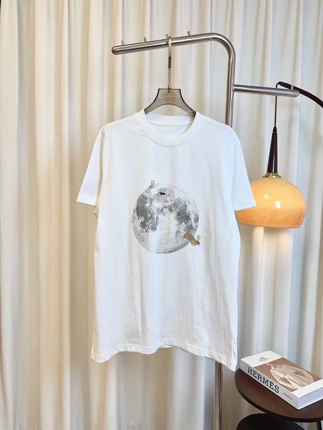 Loe*E新款联名款工艺刺绣兔子印花月球图案Logot-Shirt 定制纯棉面料 克重高 质感好 舒适亲肤透气 采用多重工艺设计 高密度刺绣兔子 印花月球点缀