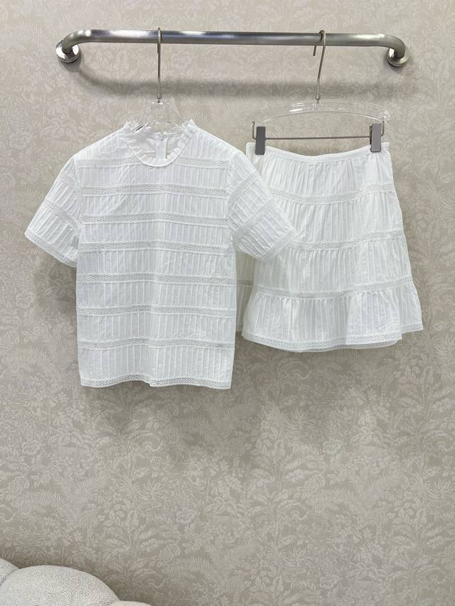 上衣细节Celin*25新款提花镂空套装 上衣半裙 定制Yb进口斜纹全棉材质 透气舒适有型 通体定位刺绣镂空花纹凯旋门徽标 彰显品牌调性 短款版型裁剪设计 增添