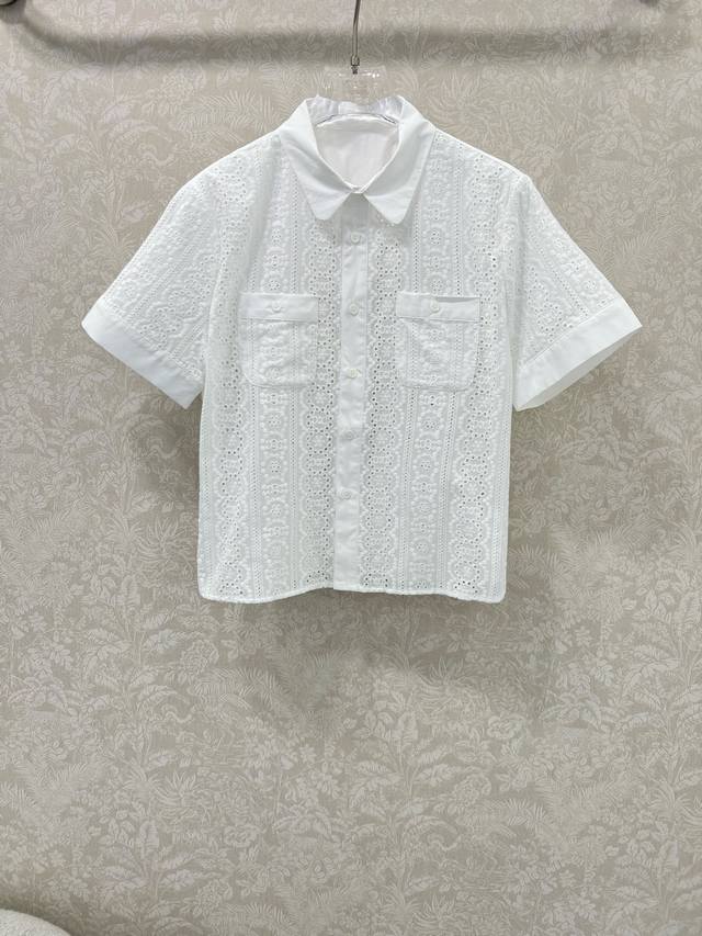 Celi*25新款白色镂空绣花短袖衬衫，复古文艺风凯旋门镂空刺绣精致浪漫，干干净净的清冷减龄度假单品帅气的双口袋贴饰。正肩H版型不挑人上身超显瘦！进口纯棉面料亲