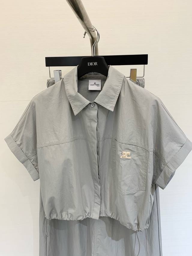 新款 假两件半裙套装 短款开衫半裙套装 经典设计一眼就爱上了 上衣是拼接条纹背心假两件设计 上身气质立马提升 版型上身巨好看 颜色超显白 高品质 颜色：深灰 浅