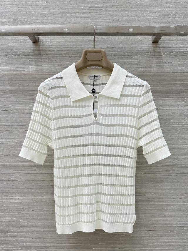 独家首发原单品质 Coco 女孩25春夏新品，双C金属Logo装饰条纹提花网纱短袖上衣！叠搭神器单穿也好看，微微透视感，复古时髦又高级的单品！进口瑞士机织工艺，