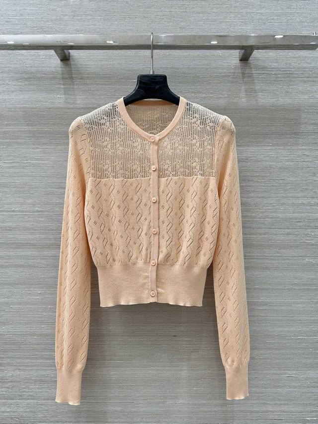 原单品质，独家首发 Chlo*25春夏新品，重工刺绣镂空针织开衫背心！采用高品质定制定染落日橙纱线 质感柔软舒适细腻，单穿背心修身版型不仅显瘦还超级性感，能露出