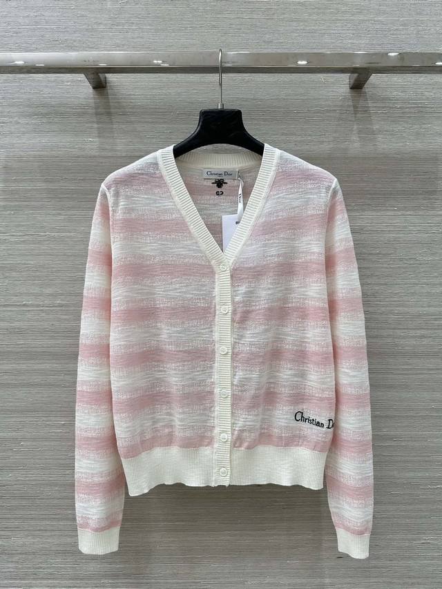 独家首发爆款百搭单品 Missd 25春夏度假系列。元气多巴胺色系，高级渐变条纹纱线针织小开衫！白富美必入叠搭神器，定位Logo刺绣！质感细腻透气舒适！气质V领