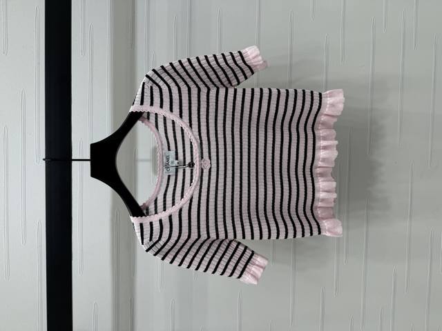 上新原单高端品质 Chane* 2025春夏最新系列！方领条纹针织短袖！定制丝毛纱线织造 柔软亲肤 舒适有型 方圆领短袖剪裁 领口恰当露肤 美化头肩比例更显瘦