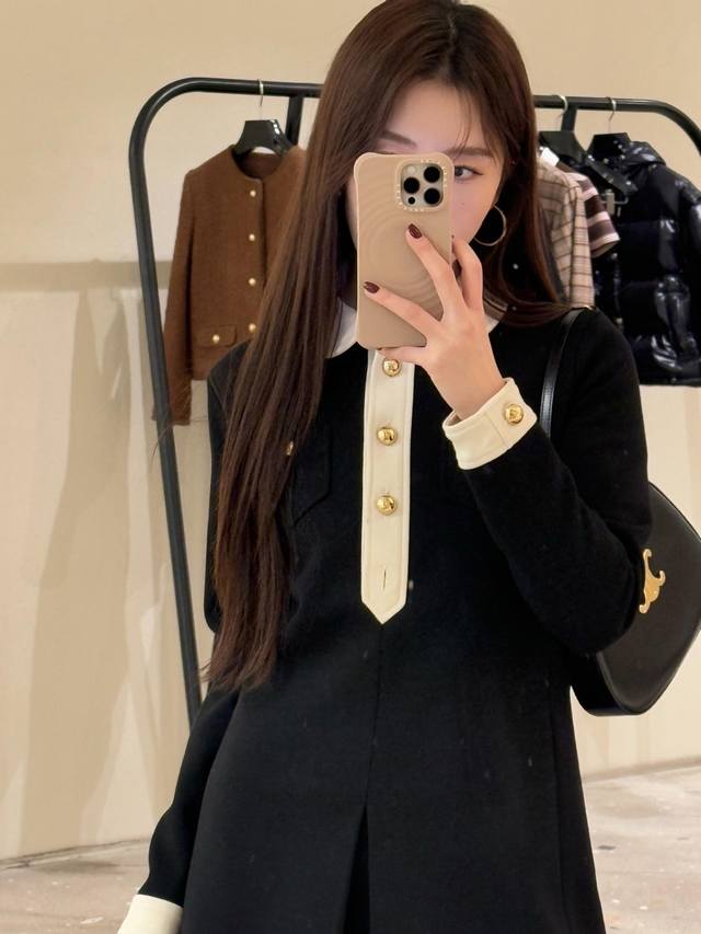 Celin* 25Ss早春新款 纽扣翻领拼色长袖连衣裙丨独家高版出品！没有人能拒绝优雅气质的连衣裙吧修身版型巨显瘦 上身秒变纸片人 各种身形的姐妹都可以驾驭！