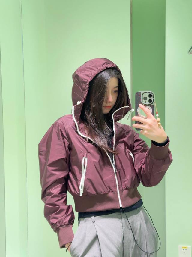 Prad* 25Ss早春新款 三角标轻薄短款连帽夹克外套丨独家Yb开发！高版出品！ 结合工装与风衣与防晒衣的碰撞设计 定制进口密度进口面料 特殊材质有肌理感 每