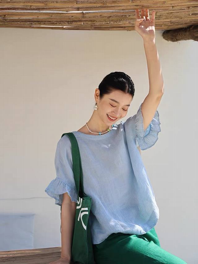 上衣 上新！火爆100% 酵洗亚麻荷叶小衫！高支纯亚麻一字领荷叶袖上衣！很轻盈的一件小衫，领口是一字领和 U 形圆领的结合，落肩结合荷叶袖，轻松随意，又增添了几