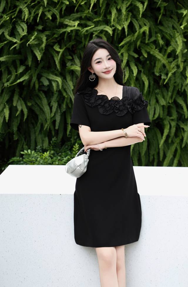 连衣裙 夏季新款 高级感赫本风端庄气质 不规则压褶领连衣裙 重工波浪型花边添加了几分小俏皮感 独特时尚唯美修身显瘦黑色 玫红色 Smlxlxxl