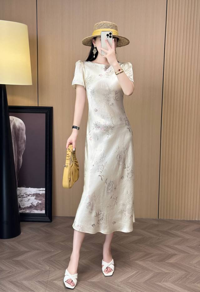 连衣裙 实拍经典简约名媛气质连衣裙 时尚舒适不挑人，上身美美美~大爆款， Sml X L 面料：醋酸人丝 S码胸围82肩宽34腰围68裙长126 每个码胸围平铺