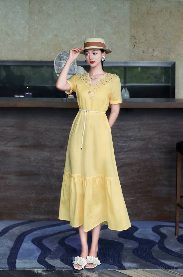 连衣裙 新款连衣裙亚麻刺绣时尚与舒适的完美平衡，让我们在忙碌的生活中释放压力，青春无 价，活力满满。S Mlxl 面料：亚麻 M码胸围94肩宽36腰围96裙长1