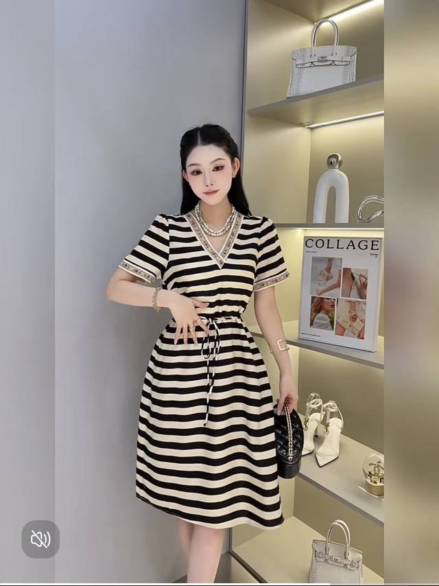 连衣裙 新款 重工秀珠 人丝亚麻连衣裙 欧洲站2025夏装新款 拼色条纹V领连衣裙透气亲肤 百搭时尚 中长款重工织带秀珠设计 腰节系带收腰 显高显瘦 单色四码S