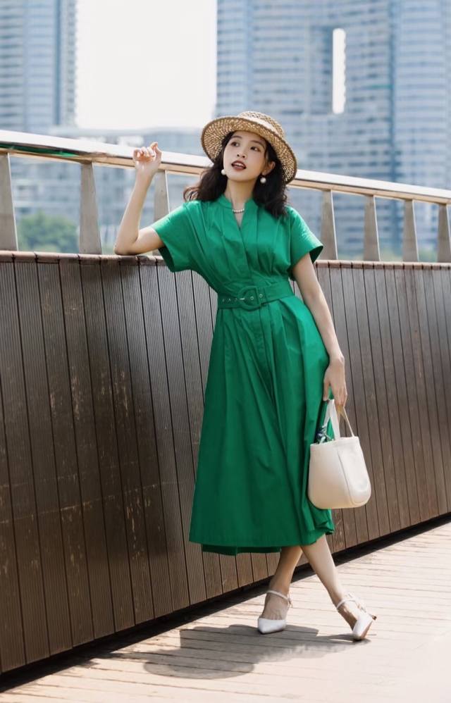 连衣裙 Dvf同款酵洗纯亚麻绿色连衣裙，2025春夏新款V领短袖纯色春意绿收腰大摆Smlxl