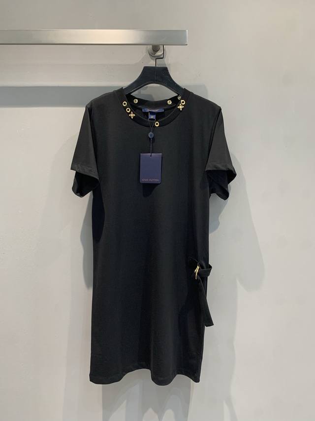新款出货啦 原版开发 L家2025春夏新款复古金属装饰圆领短袖连衣裙。采用百分百纯棉面料，亲肤舒适，透气性佳。领口处精致的金色金属装饰，巧妙打破单调，彰显奢华格