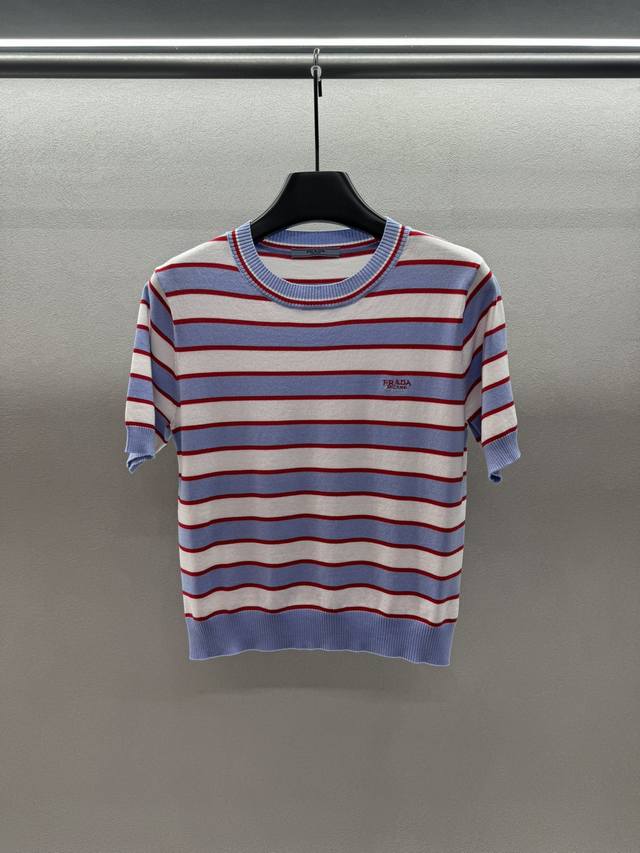 2680 Spring And Summer ！Prad*，条纹圆领针织打底， 温温柔柔学院风，配色太夏天了， 简简单单条纹也可以穿的高级， 三码！